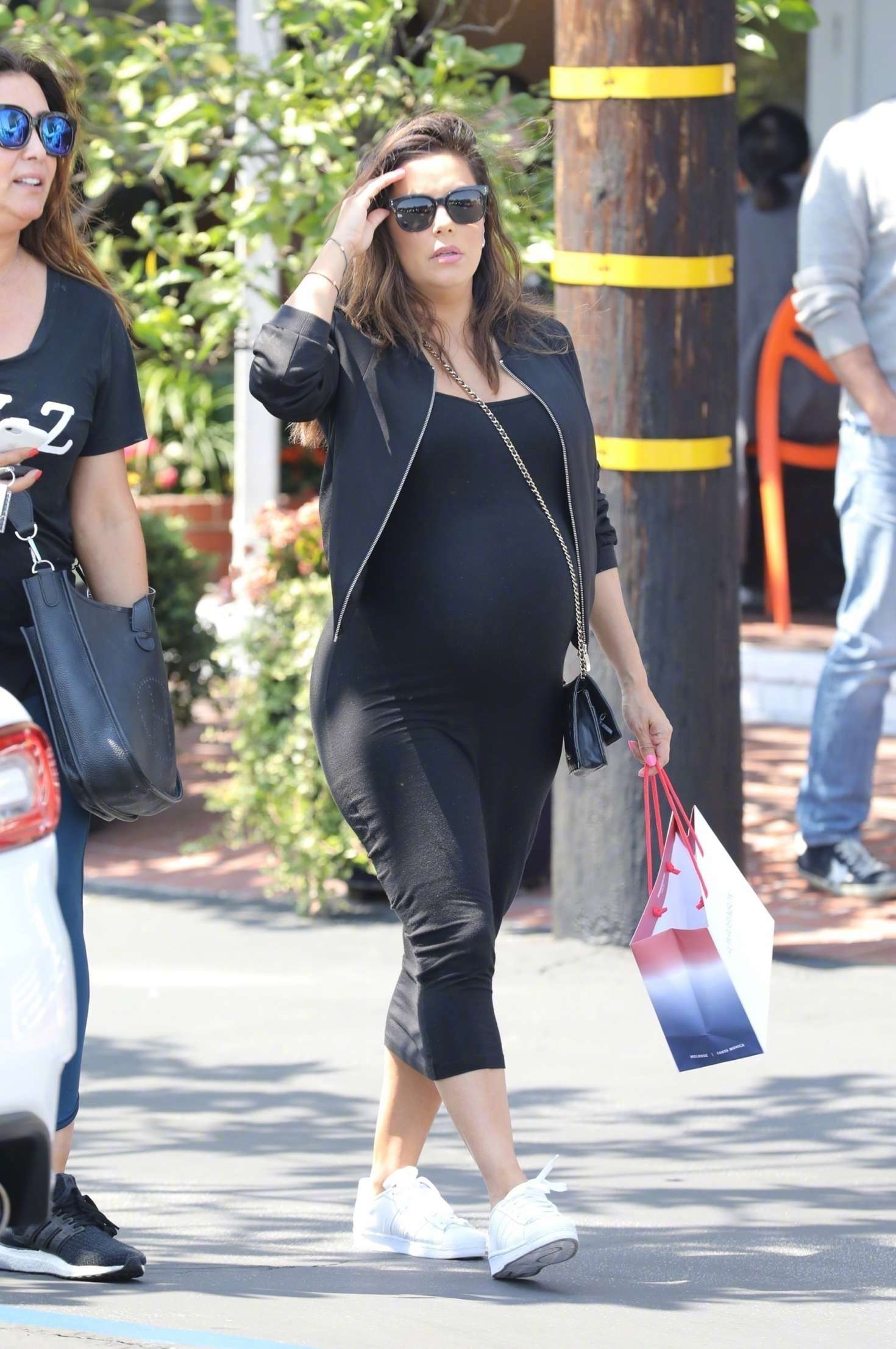 孕妈eva longoria i身穿黑裙在 santa monica 外出购物的街拍.