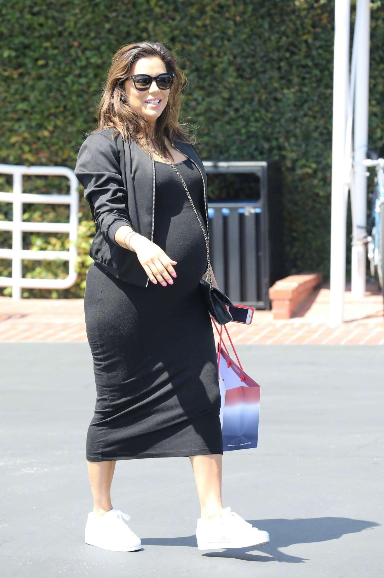 孕妈eva longoria i身穿黑裙在 santa monica 外出购物的街拍.