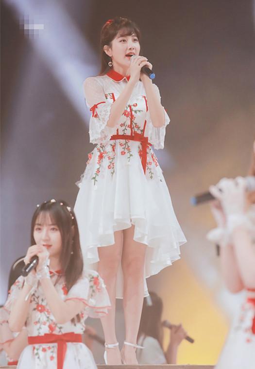 鞠婧祎和李艺彤的台上造型来了一个妩媚十足一个像公主