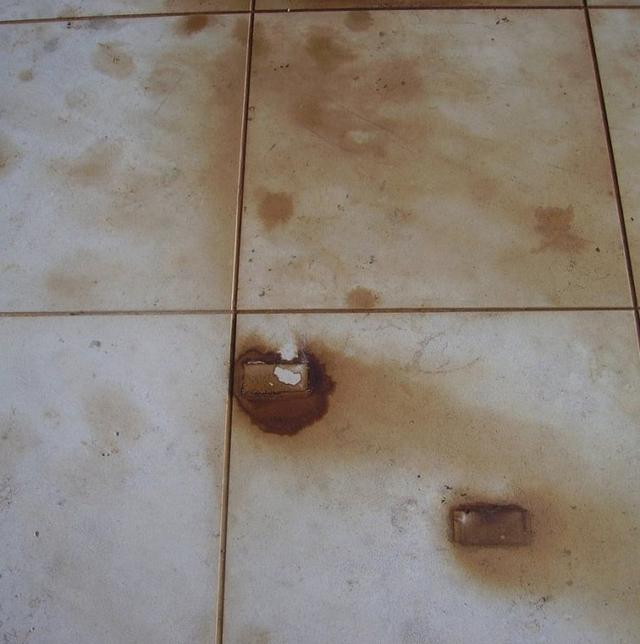 铁锈沾到瓷砖太无奈!工人教我撒点儿这些,瞬间就干净,好用!