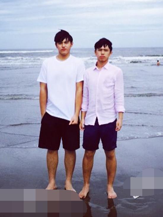 导演陈凯歌有两个儿子,大儿子陈雨昂和小儿子陈飞宇,都非常的帅