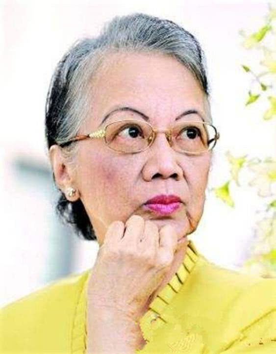 当上女总统后,阿基诺夫人曾表示过:自己并不谋求连任,1992年她卸任后