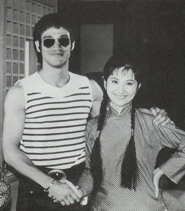 她坐月子老公出轨财产被转移,一人养大3娃,今送儿媳2000万豪宅|薛家燕