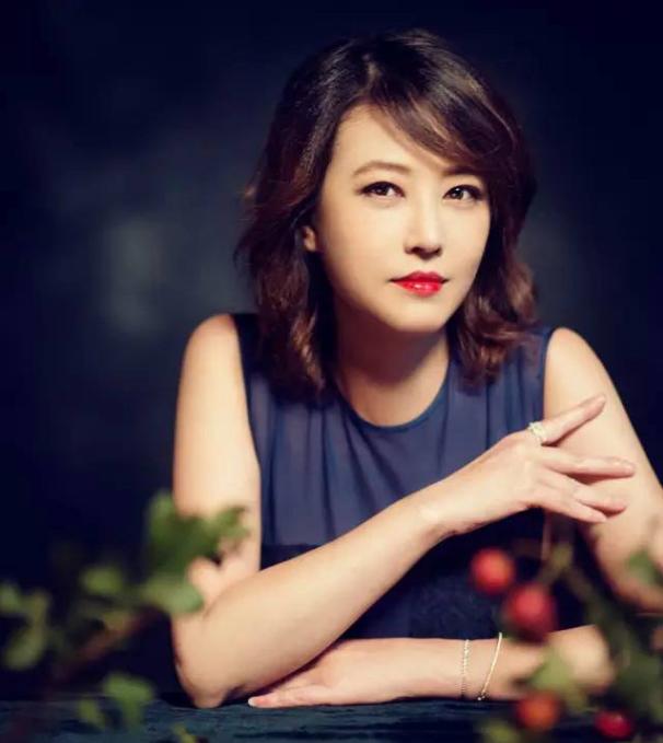 51岁周海媚出席活动,身材微胖气质犹存,网友:脸真的圆了!