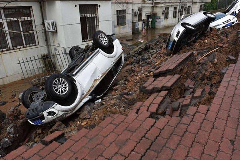 业主停车堵住了小区门口?物业当场把车掀翻!网友争议不断