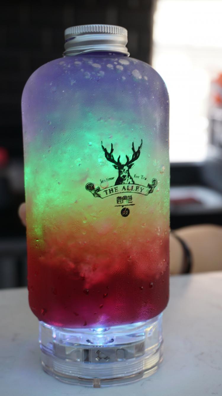 上午喝晨曦,夜晚饮极光,沙坡尾这家网红饮品店很酷炫