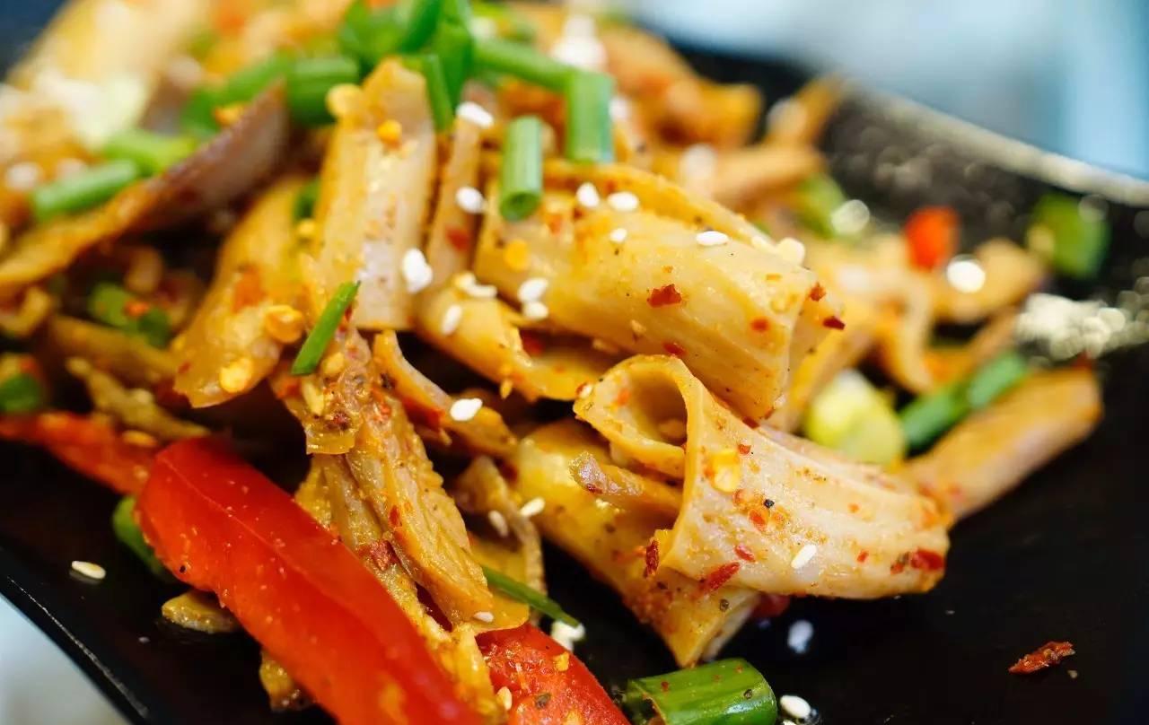 而干拌系列里,则以腱子牛肉,爽脆弹牙的郡把等是为新手必点.