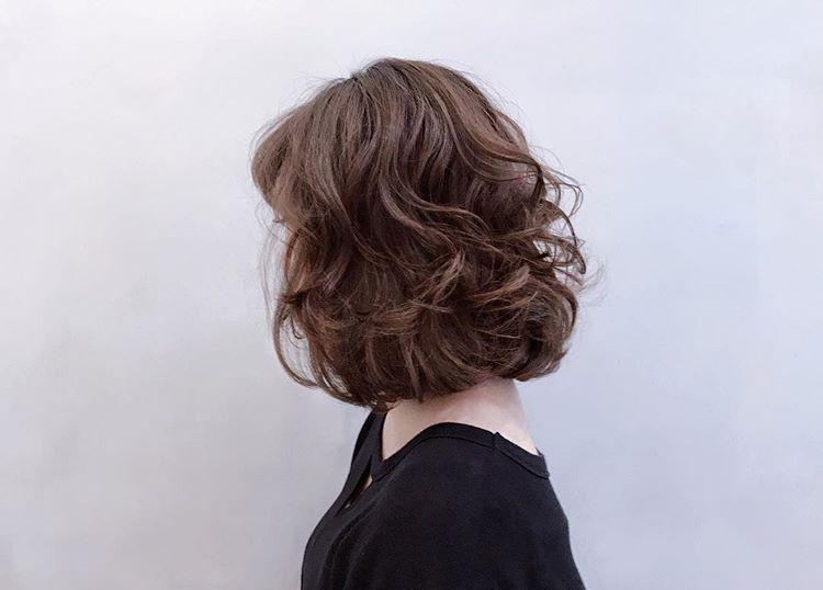 发尾烫一圈的发型今年依然很流行