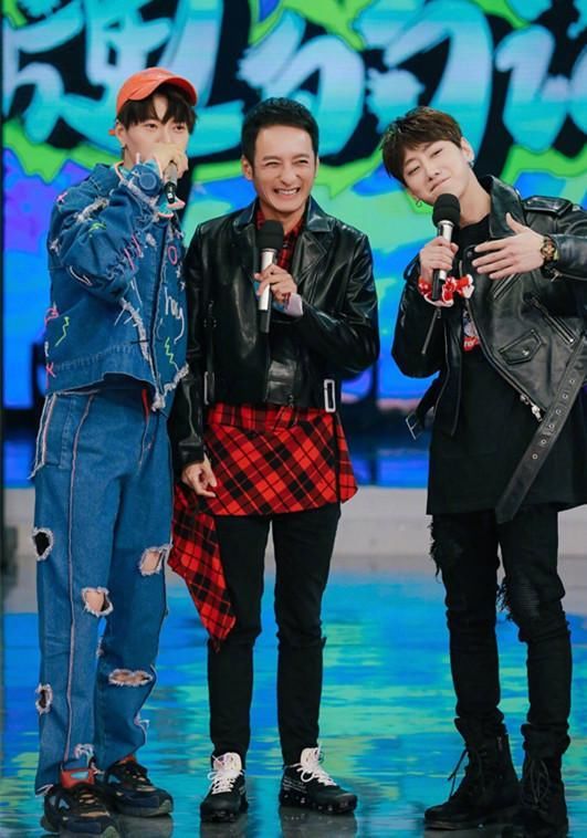 李维嘉晒和张韶涵合影,打扮很时尚,真实身高也被看出来了!