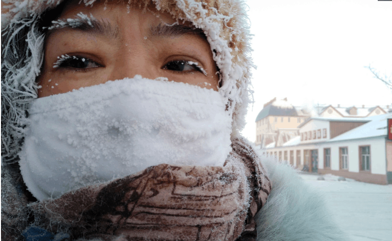 河畔枝头结满冰霜.枯枝被冻成"冰棍"冰天雪地,桥横铁索