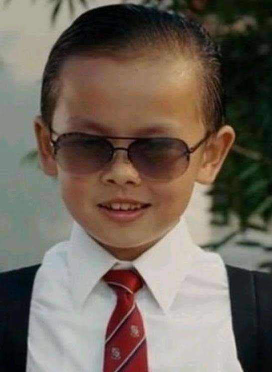 周星驰的《长江七号》,剧中小男孩们都反串,她变得比徐娇还漂亮