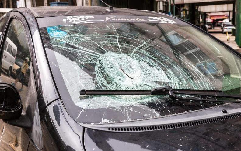 厂家: 这车已被砸800次, 谁能砸碎玻璃, 10万现金当场就可以拿走