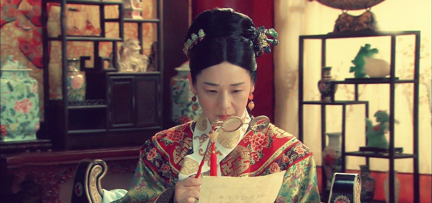 婉贞这一辈子就像活在慈禧的阴影中,年轻时为了保住慈禧的地位,她嫁给