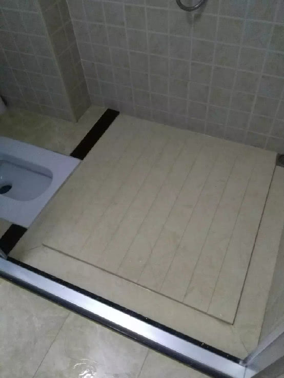 可别听别人乱说在卫生间地面上做拉槽,入住后麻烦不断,叫天不应