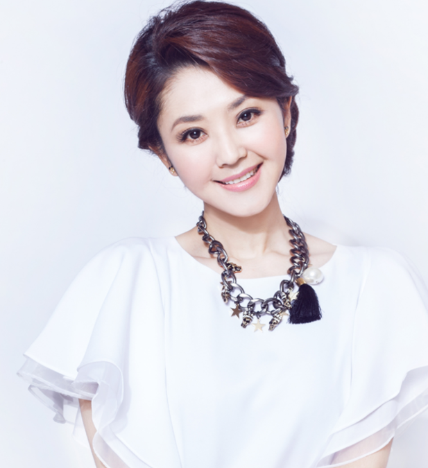 她曾是央视名嘴,跟大8岁上级老公相恋甜如蜜,儿子撞脸岳云鹏?