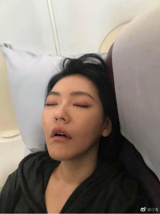 对自己下手太狠!小s微博晒睡着素颜照,不忍直视,高级黑!