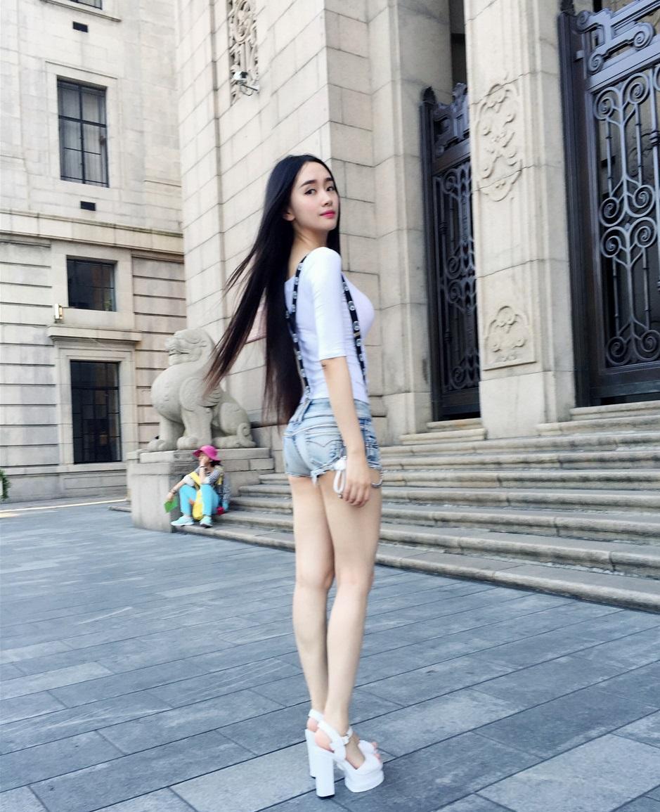 校园附近遇到的美女, 长相真的清纯, 身材长腿更是没话说