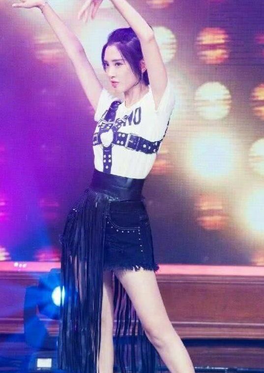 唐艺昕豁出去了,短裤短到"大腿根",网友:真羡慕张若昀!