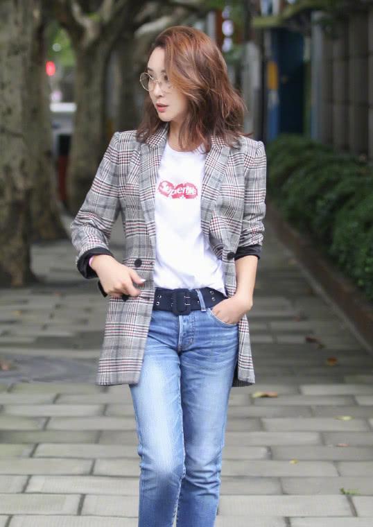 杜若溪白色字母t恤,墨绿色蕾丝裙,搭配一件深蓝色牛仔外套,像极了摇滚