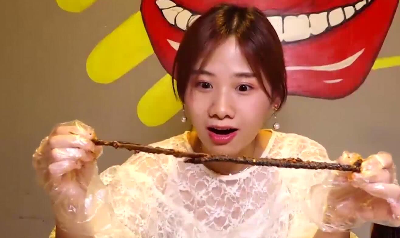 大胃王密子君吃盘龙黄鳝,7大盘吃不饱,还要一大张葱油饼