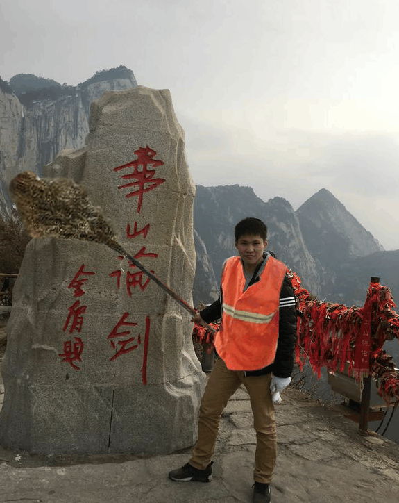 小伙子要在华山论剑 结果引来一片沸腾