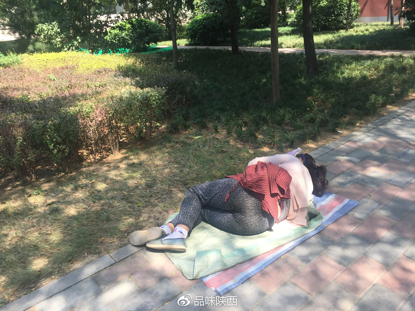 请您注意保护身体,马路道沿上席地午休的农民工师傅