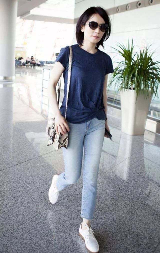 47岁俞飞鸿穿一身水蓝色服装怀中猫咪吸睛网友美的不可方物