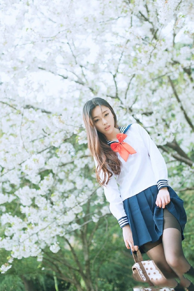 羞涩可爱学生妹田园清新户外阳光写真