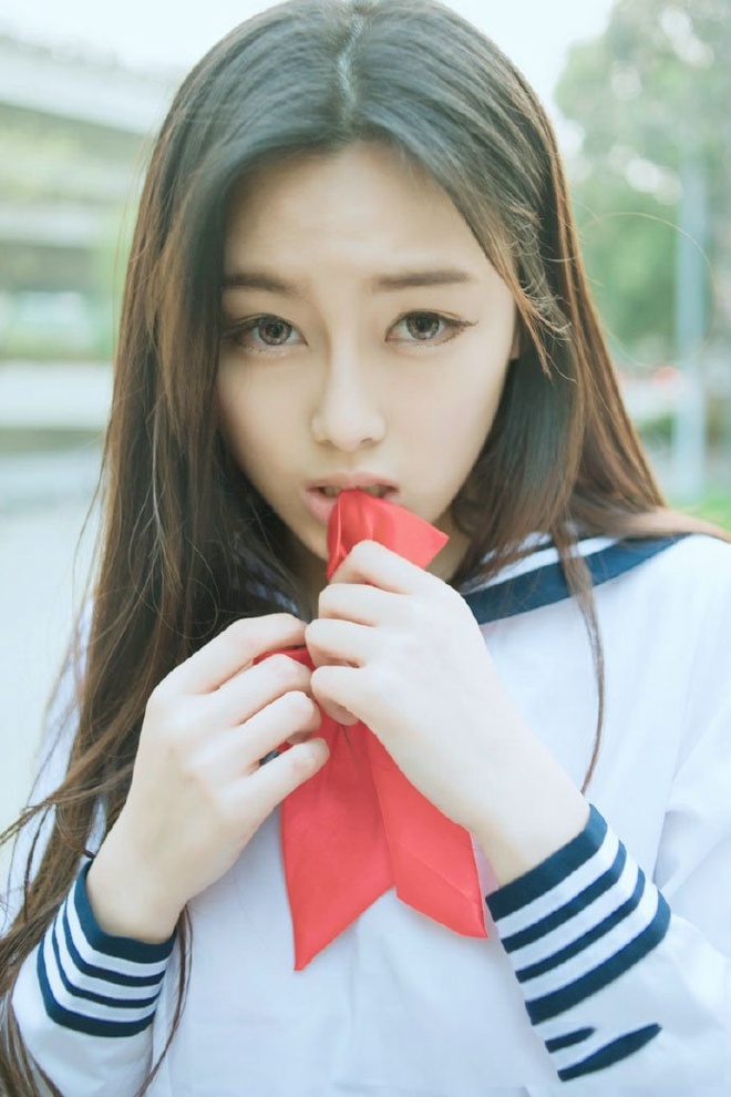 羞涩可爱学生妹田园清新户外阳光写真