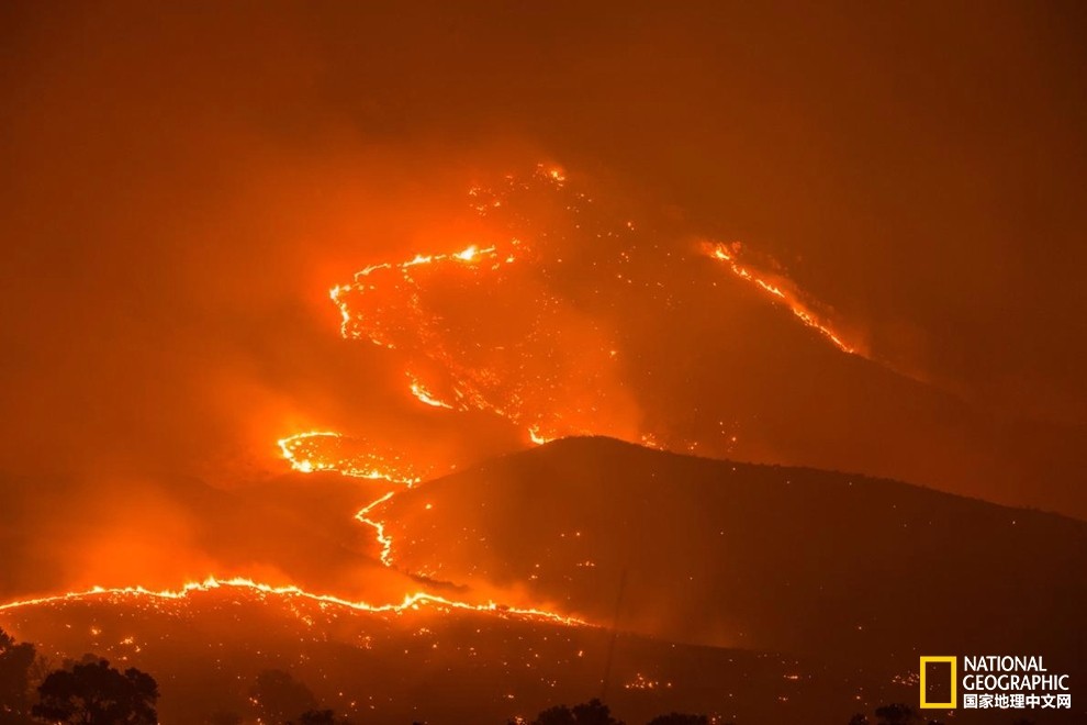 漫天星火:勇敢摄影师亲临加州拍摄山火