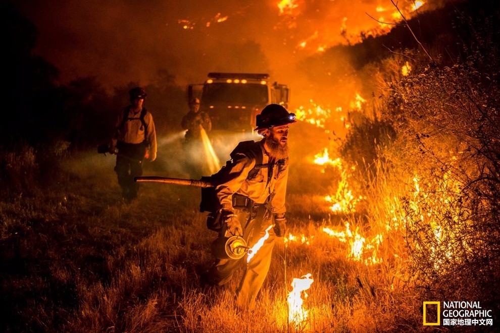 漫天星火:勇敢摄影师亲临加州拍摄山火
