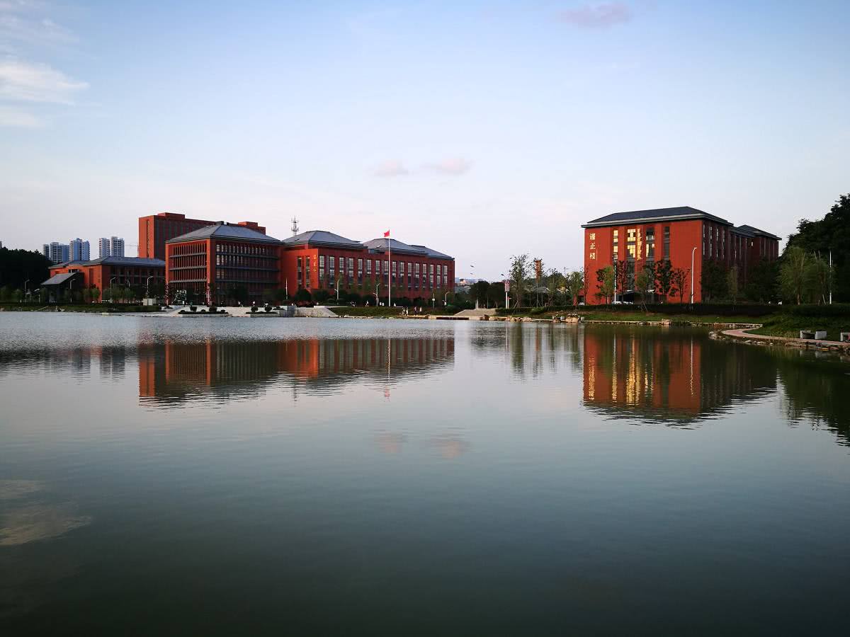 贵州大学简称"贵大",是国家"211工程"重点大学,贵州省属重点综合性