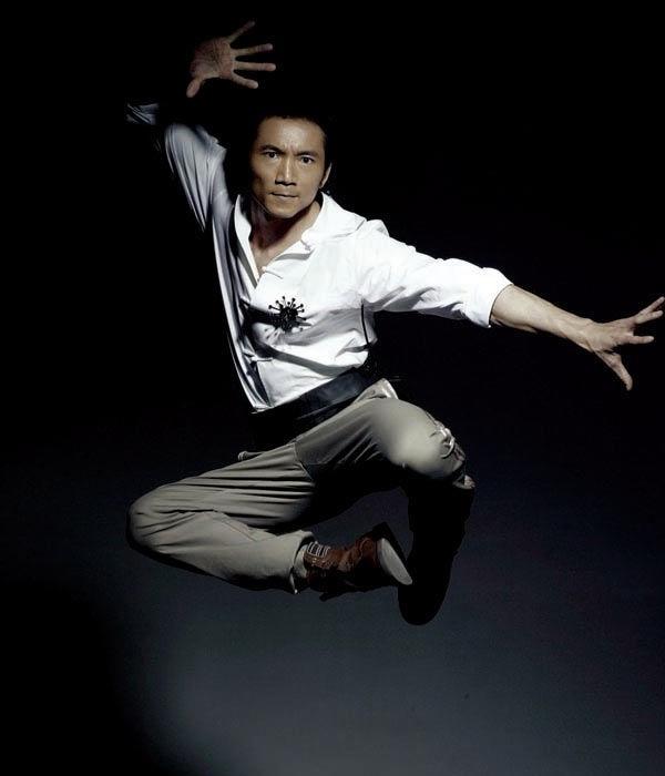 51岁邹兆龙生活照,与李连杰是死对头,混血妻子美若天仙!