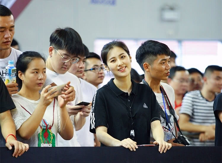 亓浩曾经还参加过吴悠举办的"日落东单"街球比赛,不惧任何男生的他,照