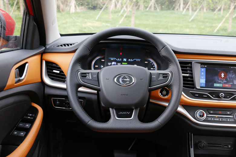 新车 正文 内饰方面,江铃e400中控台由黑,银,橙三色构成,搭配两块液晶