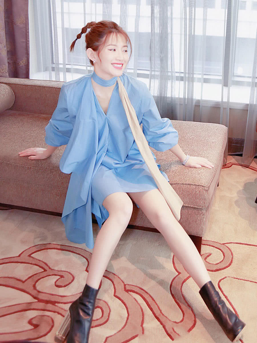 29岁苏青晒美照,穿白t恤露小虎牙超甜美,网友:撞脸王俊凯!