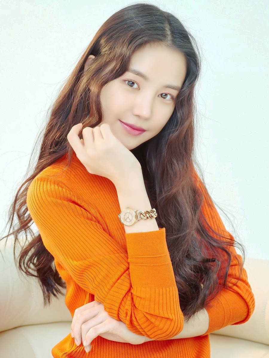 一个那长发飘飘的清新可爱女孩