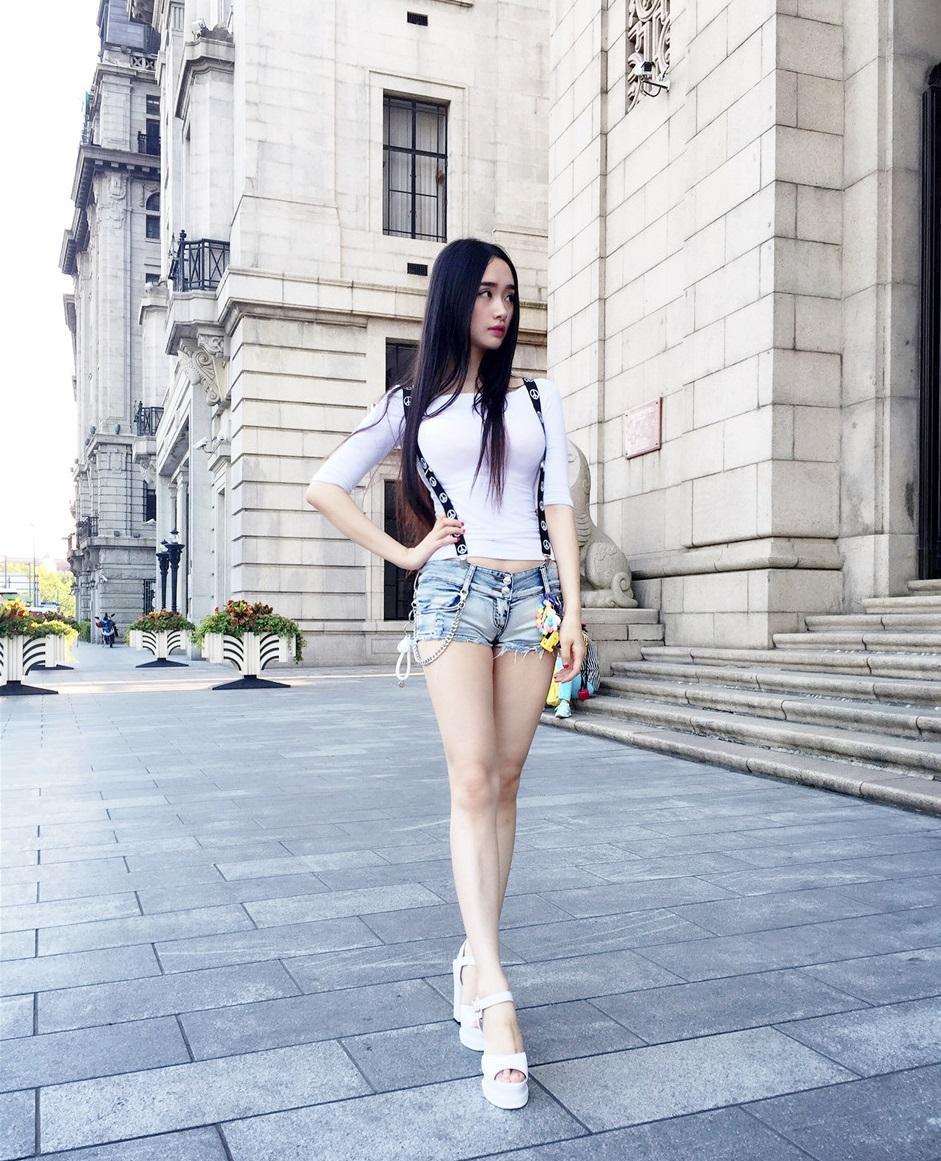 校园附近遇到的美女, 长相真的清纯, 身材长腿更是没话说