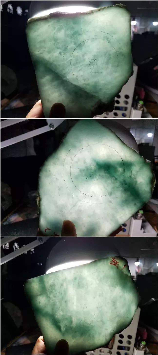 目睹现场切石小万入手的木那翡翠原石竟切出百万级别的翡翠