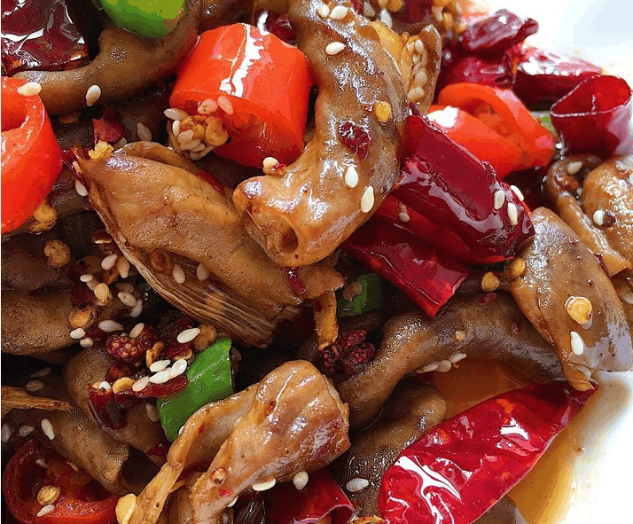 麻辣小肠3,继续煮1分钟就可以起锅装碗,撒点香菜点缀即可开吃,很好吃