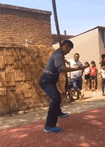 搞笑gif图:开摩托车把媳妇摔倒,回家我肯定要跪键盘