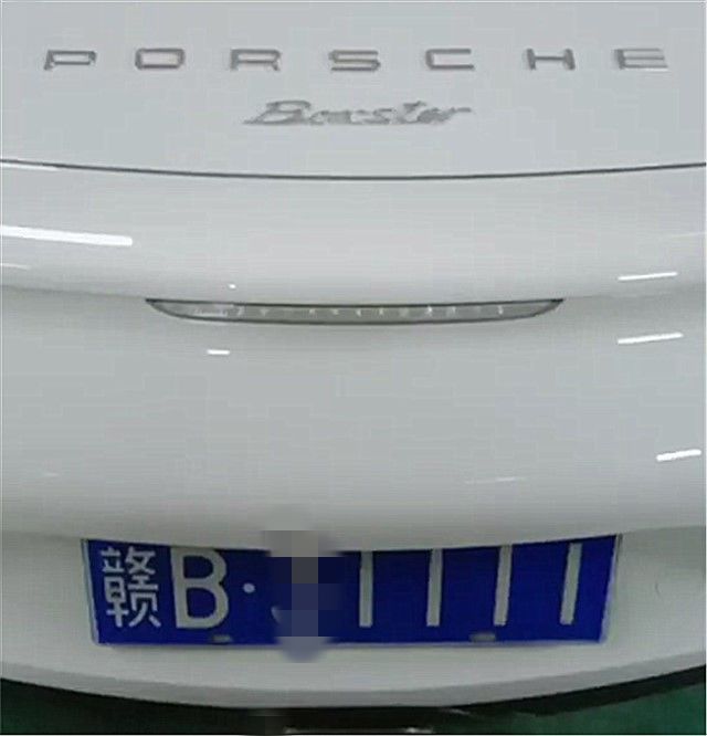 也有网友称:车牌的数字很个性,但是"赣b"读起来怎么那么别扭.