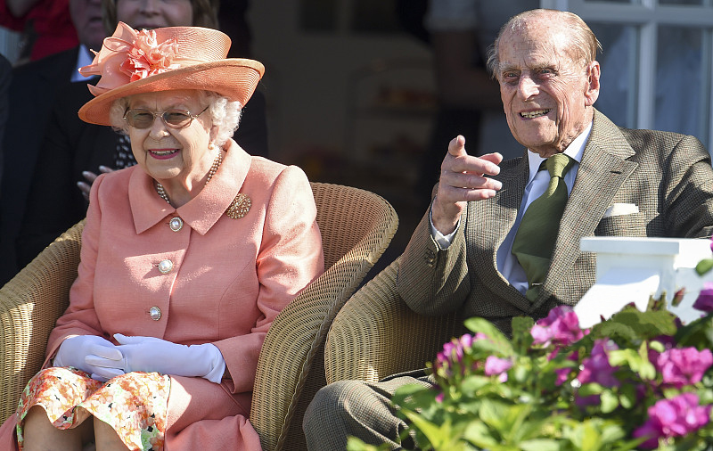 92岁英国女王和97岁老公一同亮相!女王面色红润老公却熊猫眼吓人