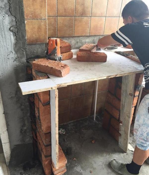 老爸用多余的砖自己做了个洗衣池,做出来的效果赞爆了!