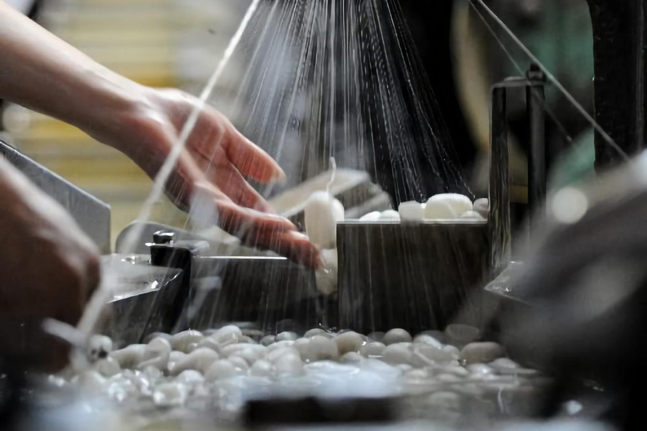 纺之匠心——江南丝绸展览馆最重要的技艺传承!__财经头条