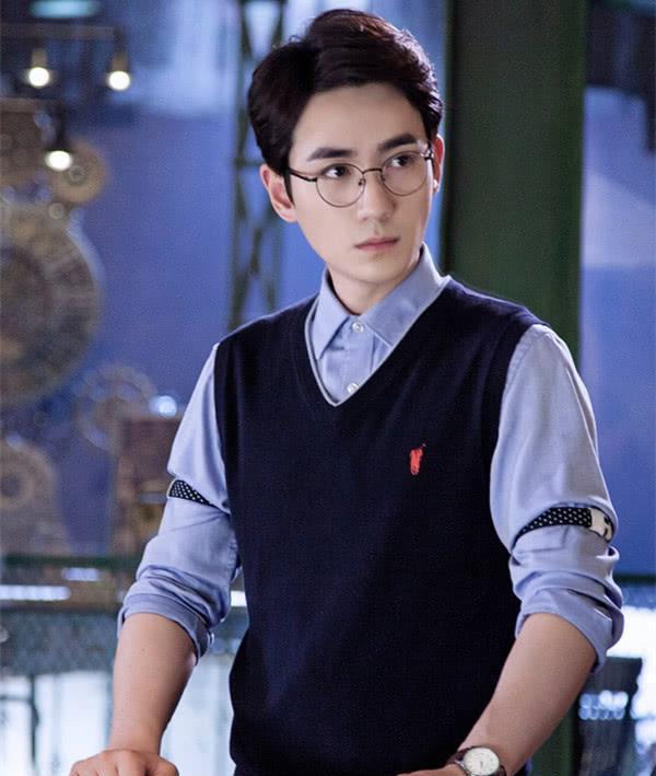 朱一龙时尚穿搭,清新帅气,文质彬彬,优雅沉稳,秒变精致男孩?