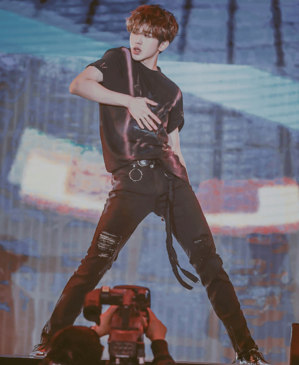 杂志因为蔡徐坤卖到脱销他只用黑裤和牛仔演绎行走的荷尔蒙