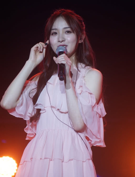 不吹不黑!周二珂甜美亮相舞台,气质和颜值都比冯提莫好太多!