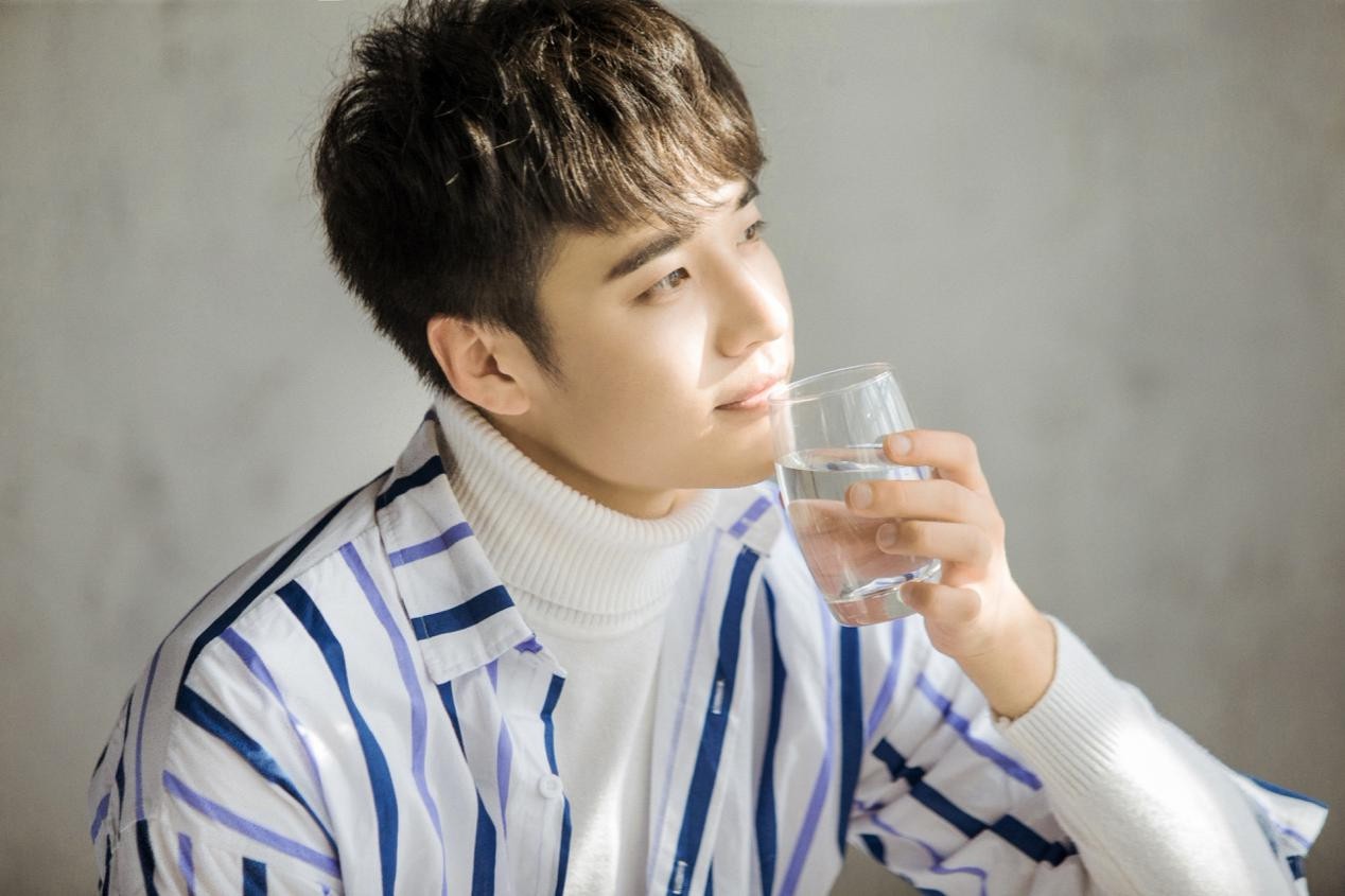 演员王浩男清新写真曝光干净清新俊朗