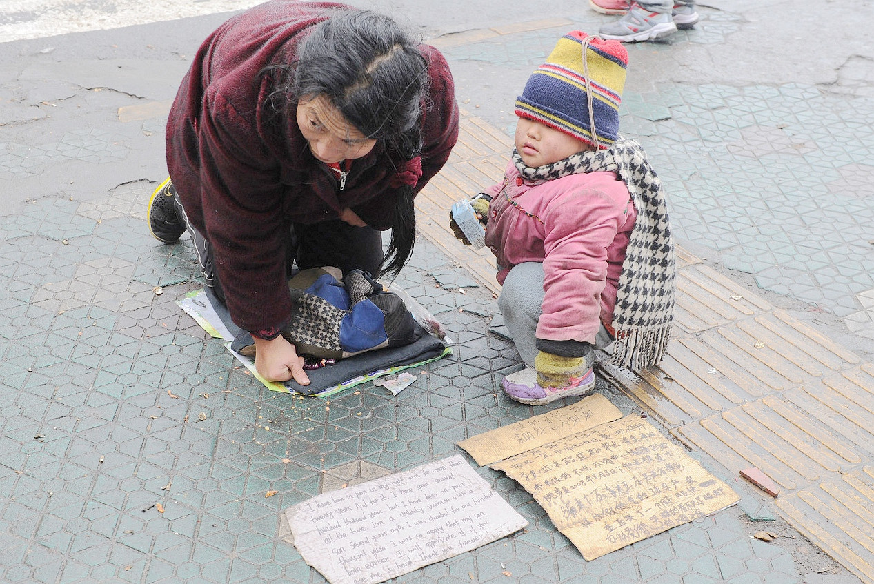 实拍乞讨者和他们的完美装备,谁能分辨出哪位是职业"丐帮"